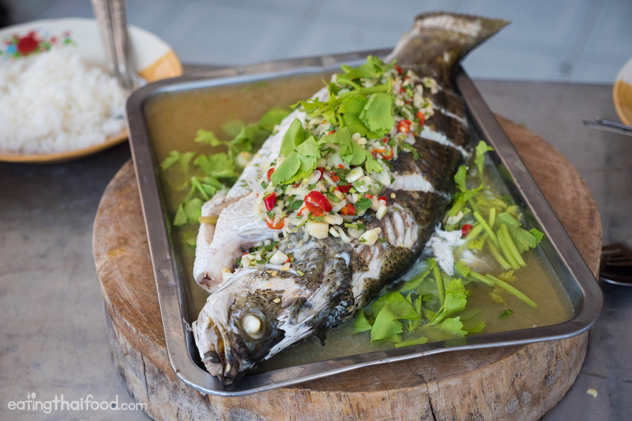 Pla Neung Manao: Hidangan Ikan Kukus Asam Pedas Thailand