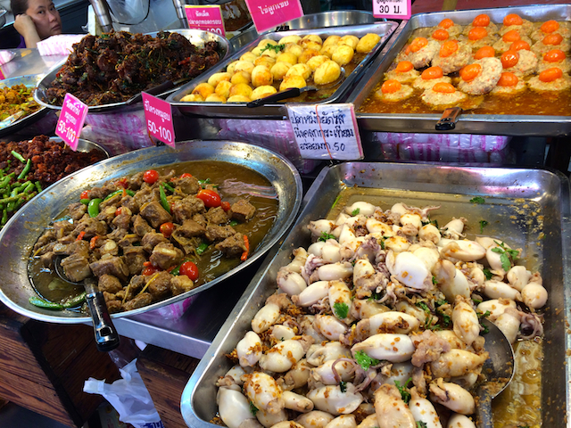 Khao Rad Gaeng: Nasi Campur Khas Thailand yang Kaya Rasa