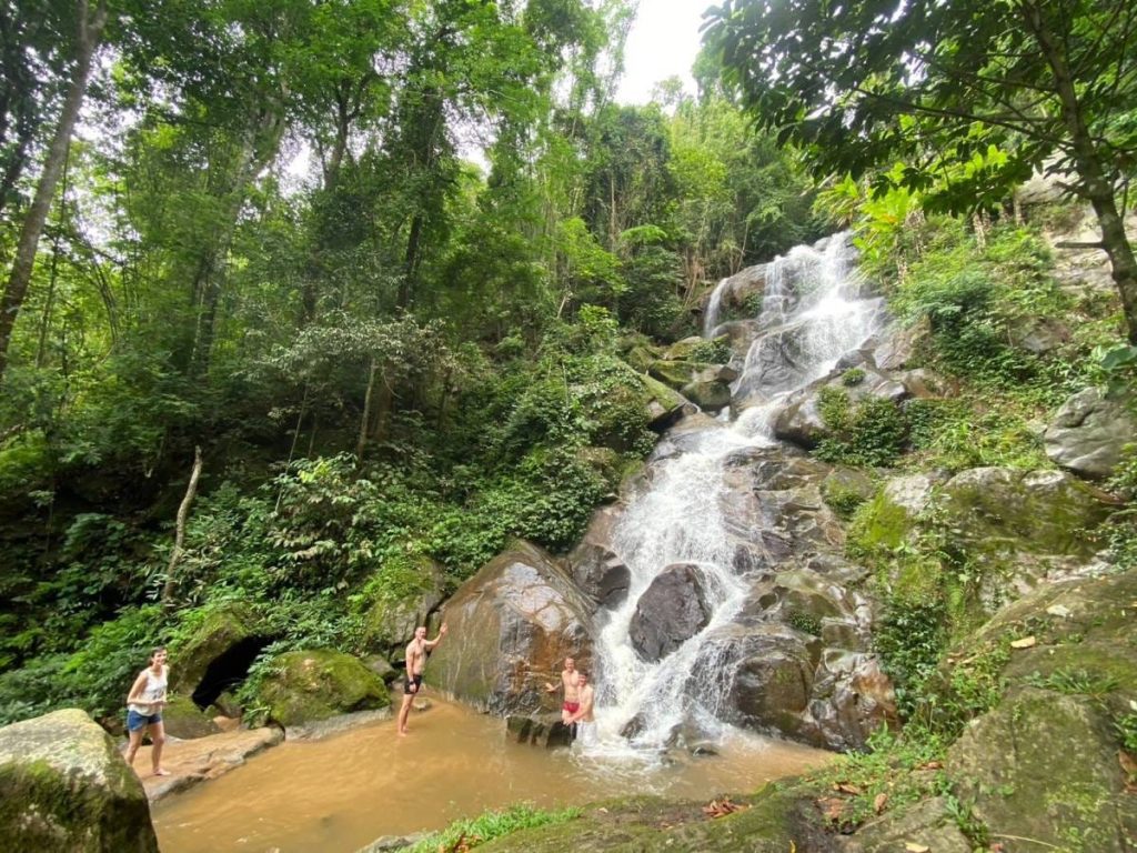 Trek Rahasia di Pegunungan Chiang Rai: Menemukan Air Terjun Tersembunyi dan Desa Etnis